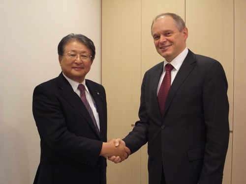 Mr. Shiro Kondo (left), Ricoh CEO and Mr. Bernhard Schreier (right), Heidelberg CEO