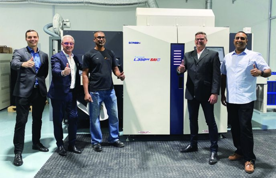 Image of AVOO Labels team around a Screen printer